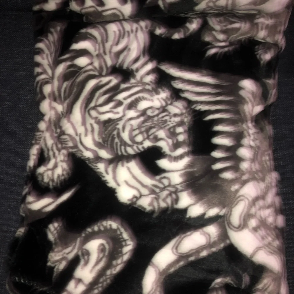 🖤 Ed Hardy Printed Plush Oversized Throw - Black & White Tiger Motif